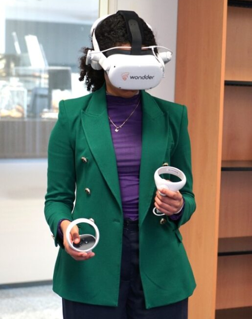 Foto einer Frau, die eine VR-Brille trägt.