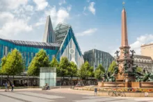 Modernes Gebäude mit Brunnen