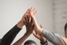 High fives verschiedener Menschen