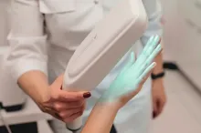 Lichttherapie an der Hand zur Behandlung von Hauterkrankungen wie Psoriasis.