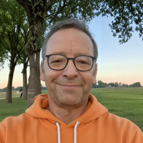 Portrait von Frank Weinsberg vor einer Landschaft