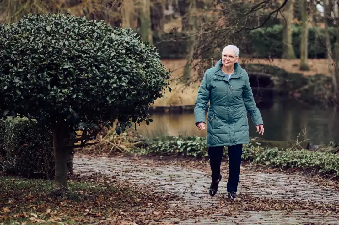 Patientenbotschafterin, die mit Osteoporose lebt.